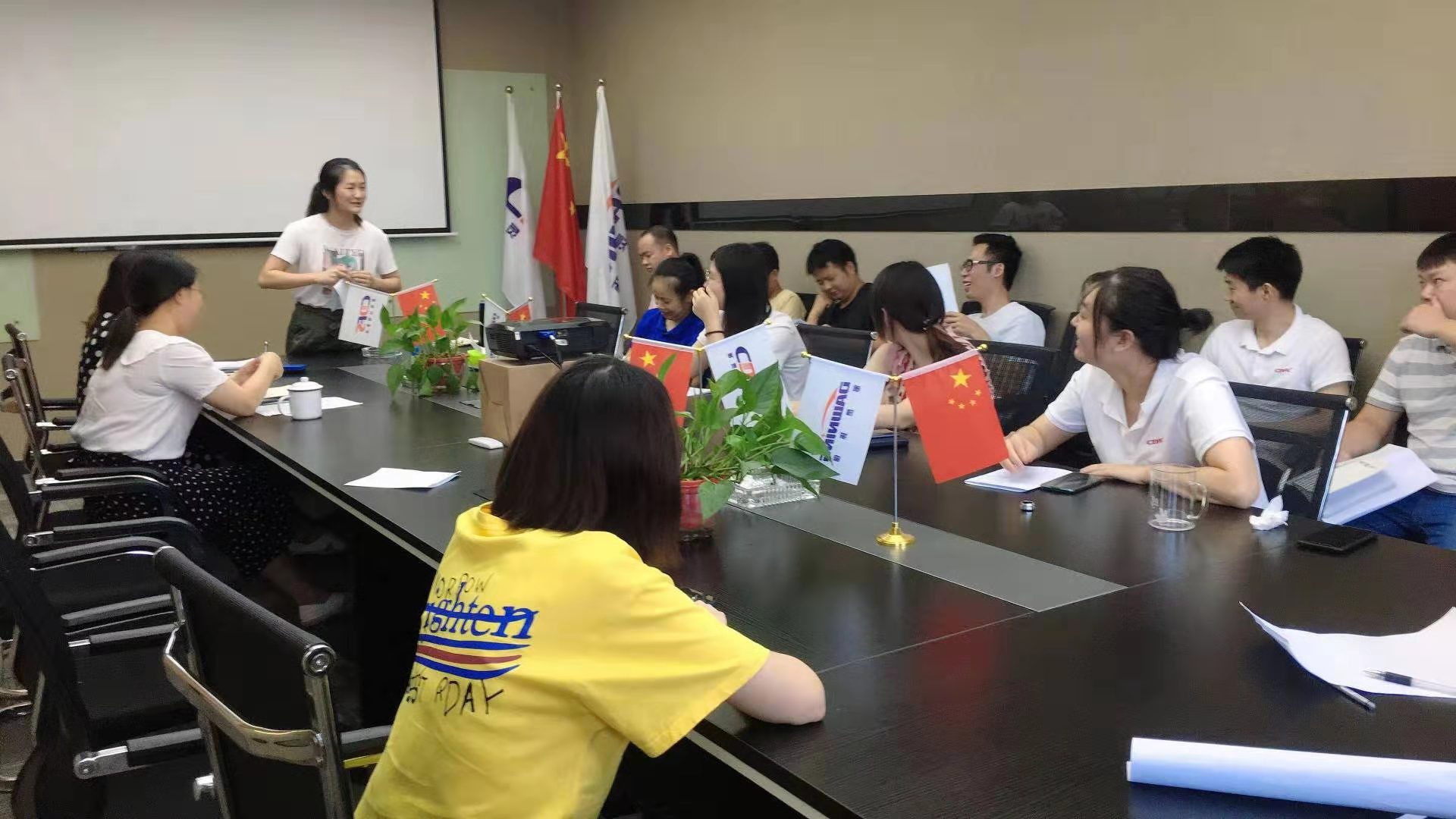 多靈年中總結(jié)會議火熱進行